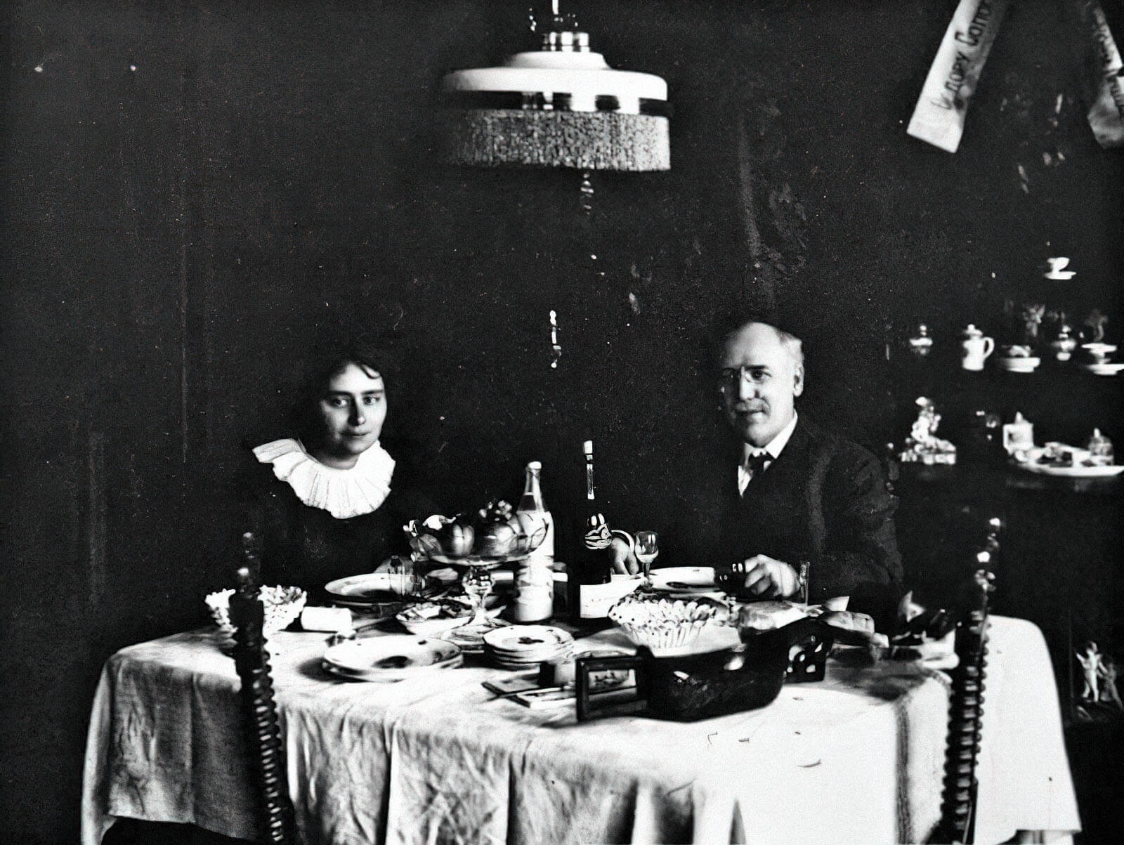Федор Сологуб с женой Анастасией Чеботаревской, с которой они устраивали у себя дома литературные салоны, 1900-е гг.
