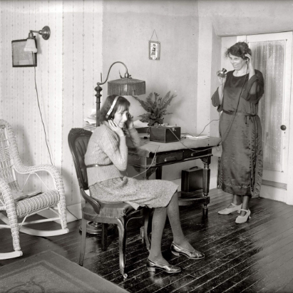 Слушательницы радио в Вашингтоне, около 1922 года. Источник: pinimg.com