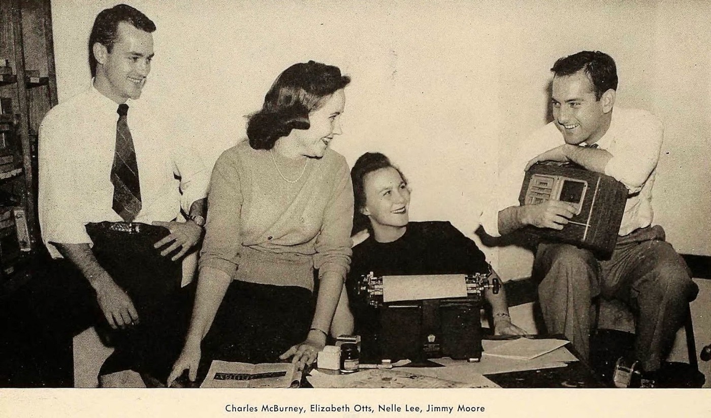 Харпер Ли (вторая справа) с другими студентами Университета Алабамы. Фото: Отдел специальных коллекций университетских библиотек Университета Алабамы