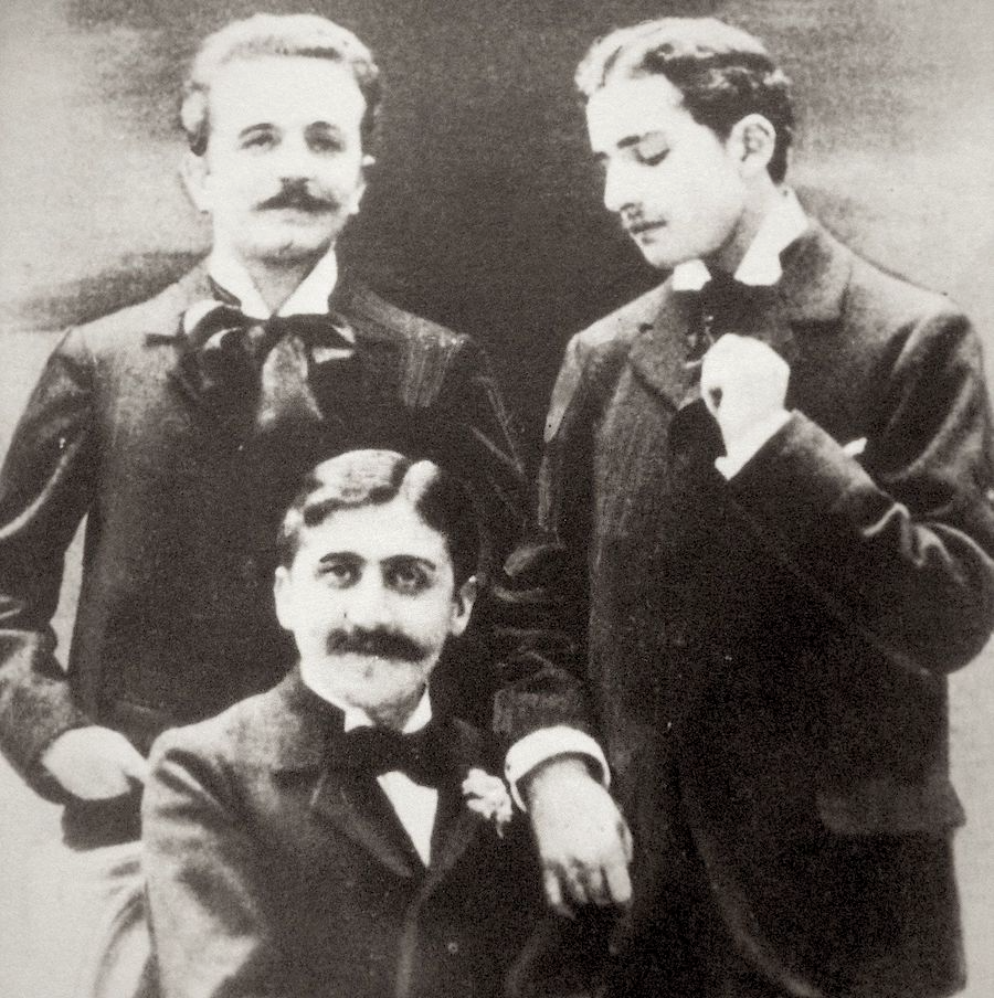 Marcel Proust (siddende), Robert de Flers og Lucien Daudet. Foto: Wikimedia Commons