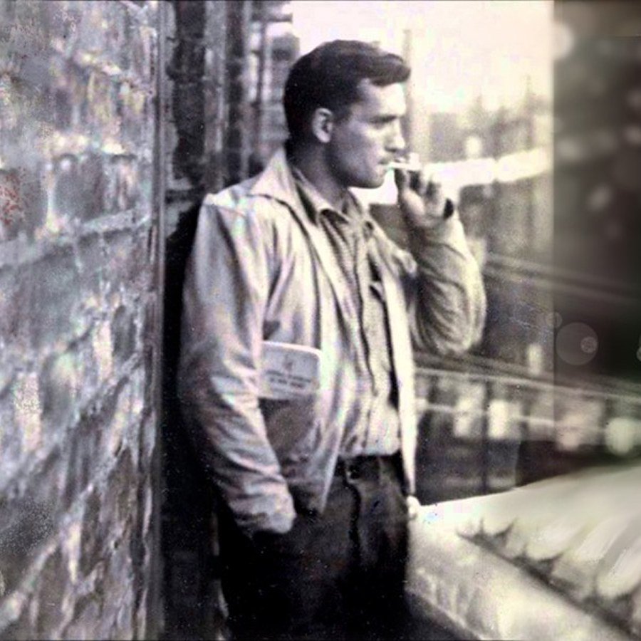 Jack Kerouac i New York i 1953 – med R. R. Brakeman's Manual i lommen. Foto: Allen Ginsberg / Public Domain.
