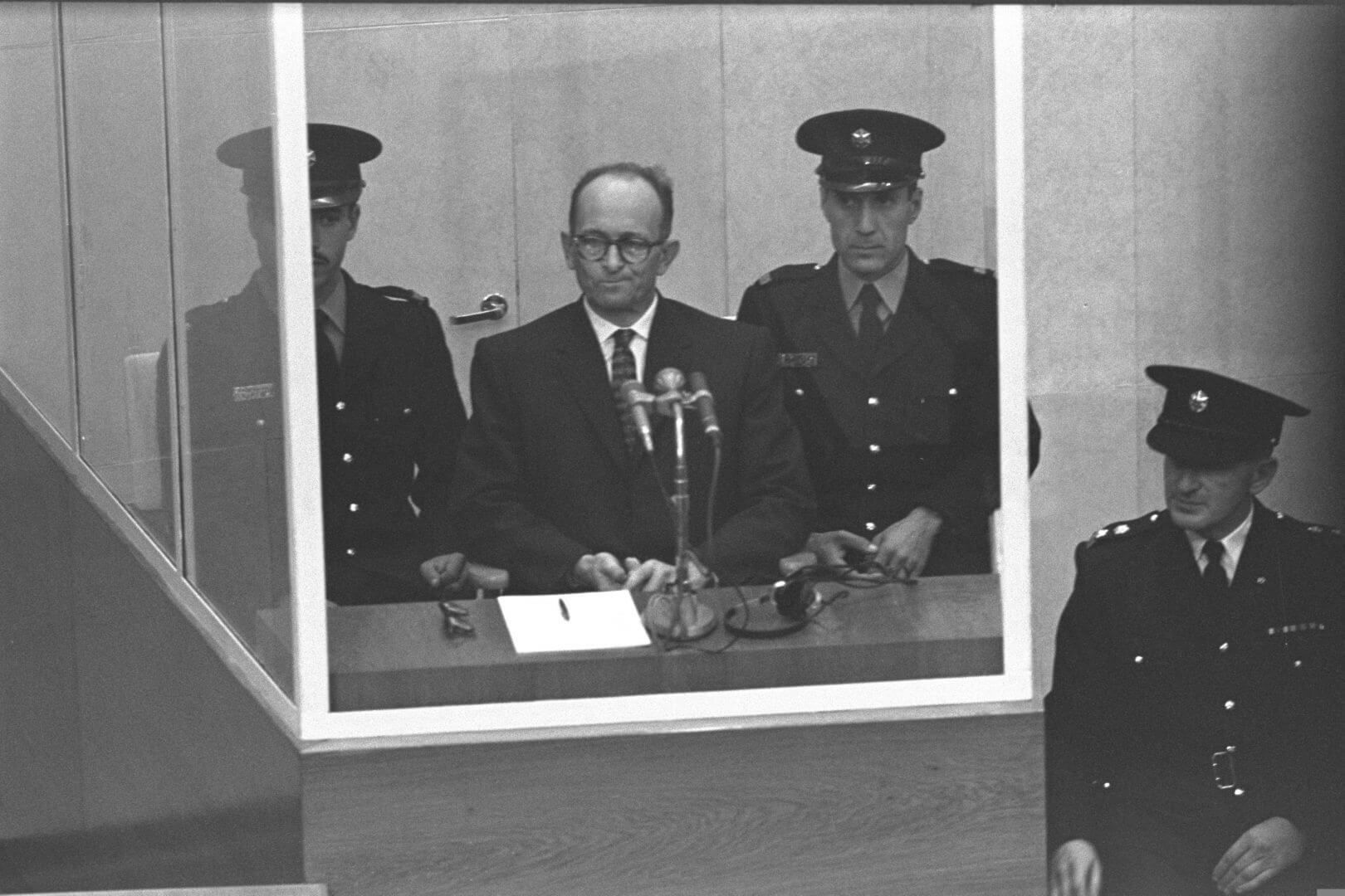Адольф Эйхман на суде в Израиле в 1961 году / theglobeandmail.com