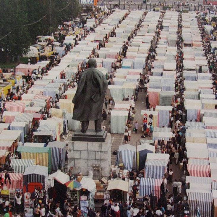 Вещевой рынок в Лужниках 1990-х. Источник: pastvu.com