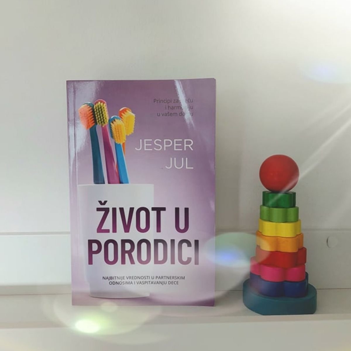 Naslovna strana knjige Život u porodici / autor: Adrijana Jevtić