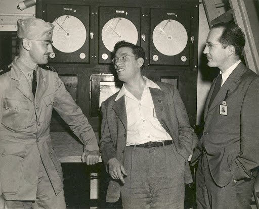 Писатели Лайон Спрэг де Камп (слева), Айзек Азимов (в центре) и Роберт Хайнлайн (справа) в 1944 году. Источник: John Seltzer and Geo Rule / HarperCollins