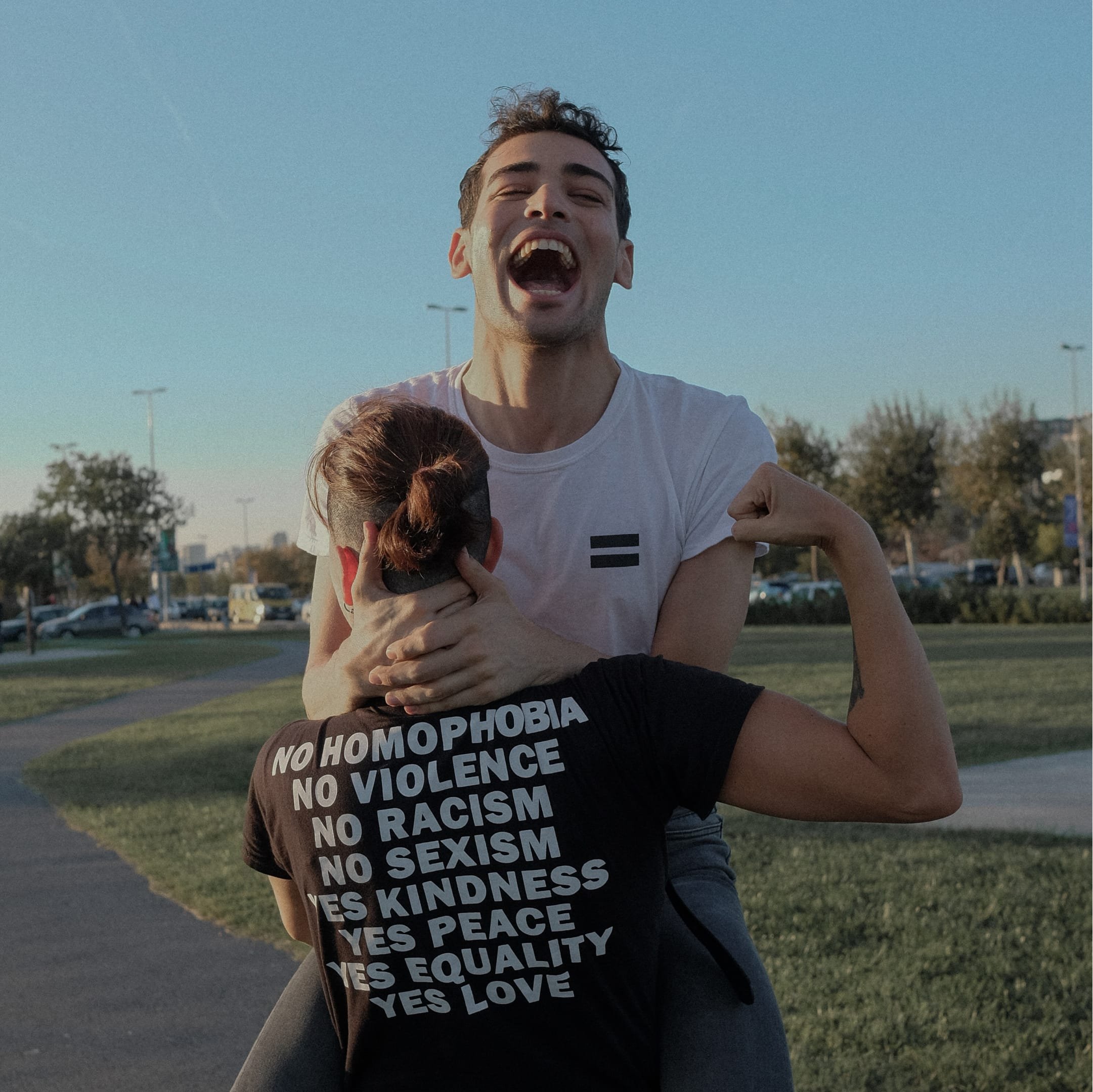 Надпись на футболке: «Нет гомофобии / нет насилию / нет расизму / нет сексизму / да доброте / да миру / да равноправию / да любви». Фото: Ece AK. Источник: pexels.com