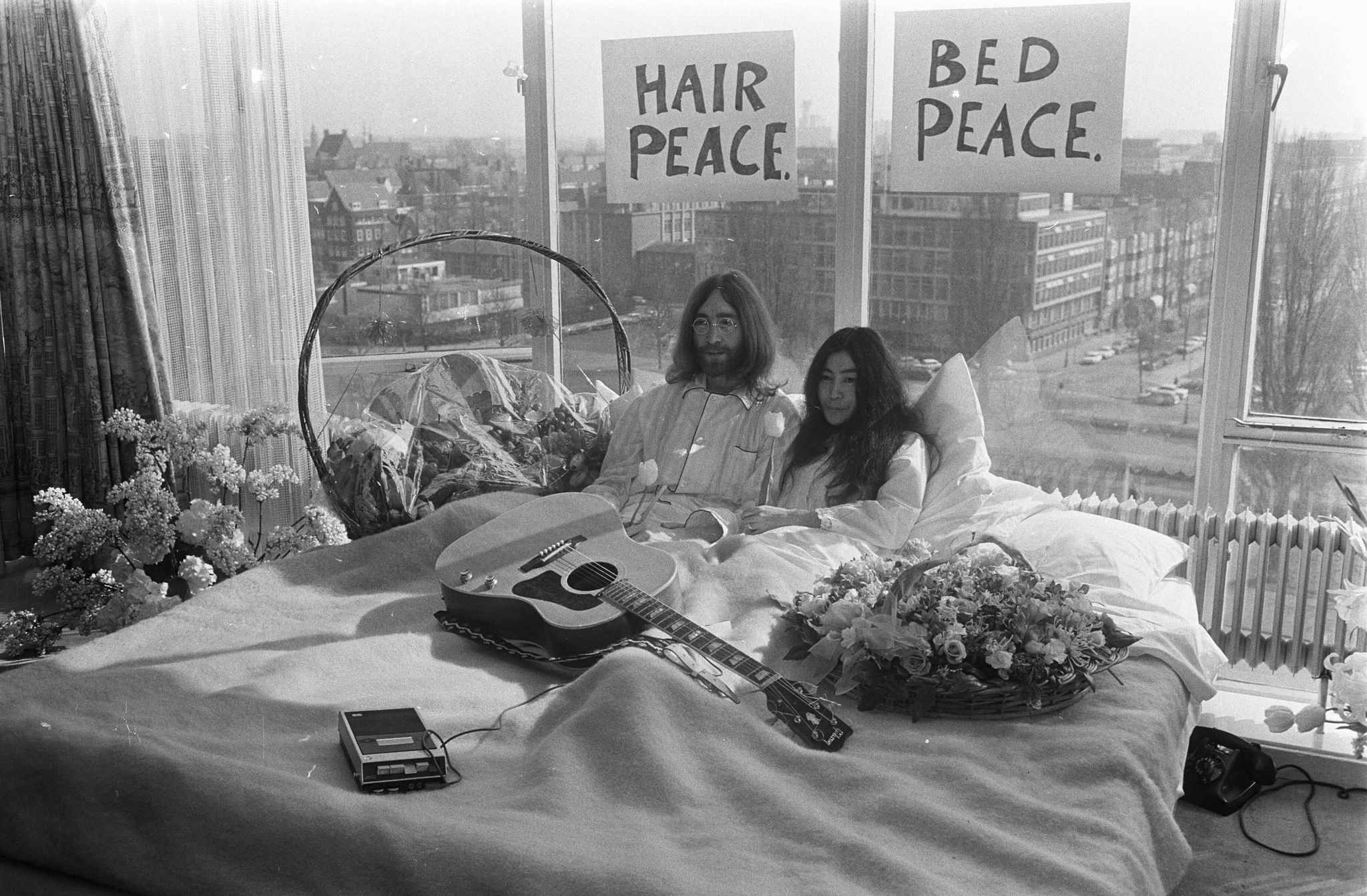 Джон Леннон и Йоко Оно в Амстердаме, 1969 год. В рамках акции «В постели за мир» они протестовали против войны во Вьетнаме. Фото: wikipedia.org