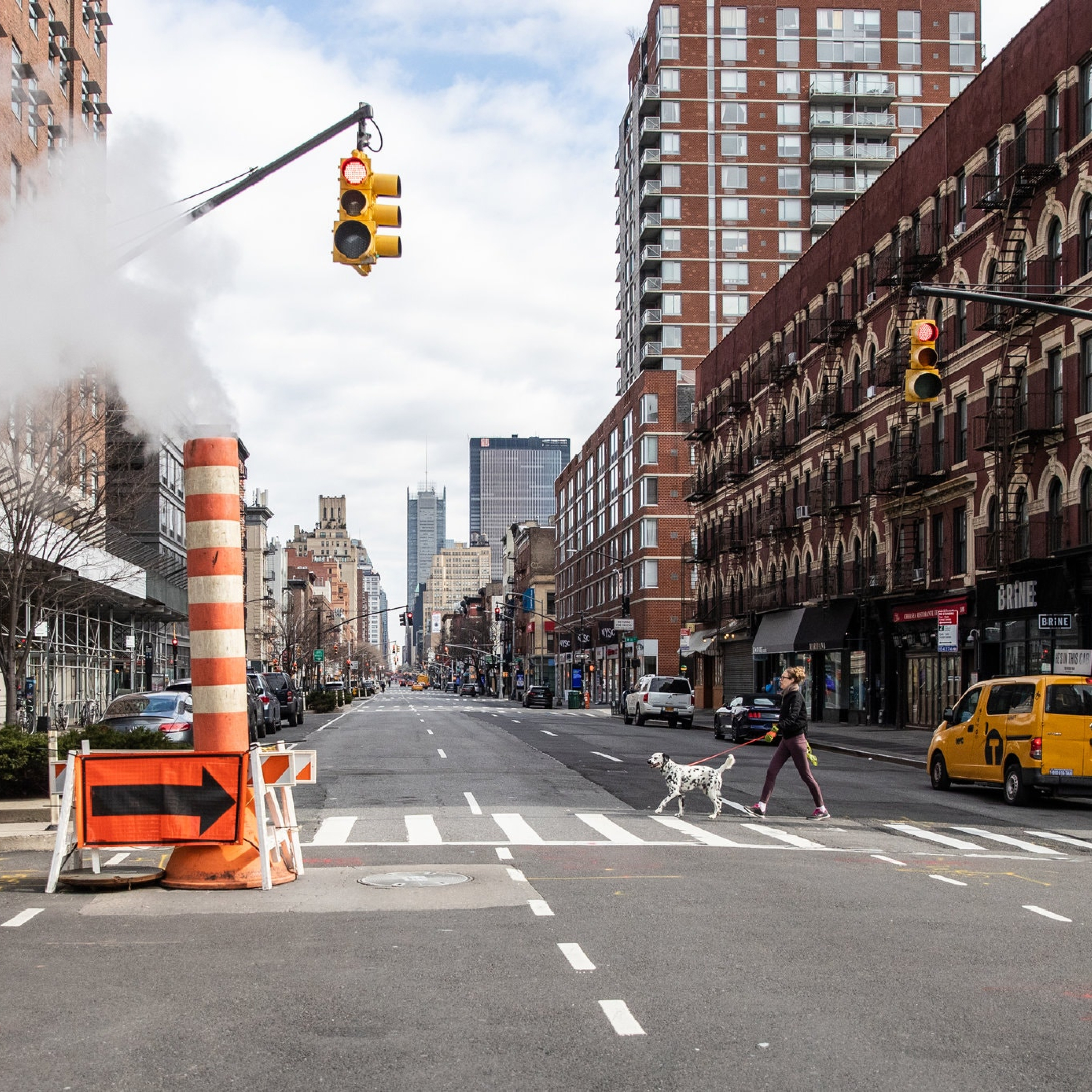 В первое время, когда количество заболевших резко возросло, на улицах Манхэттена стало удивительно тихо. Фото: Jeenah Moon / The New York Times