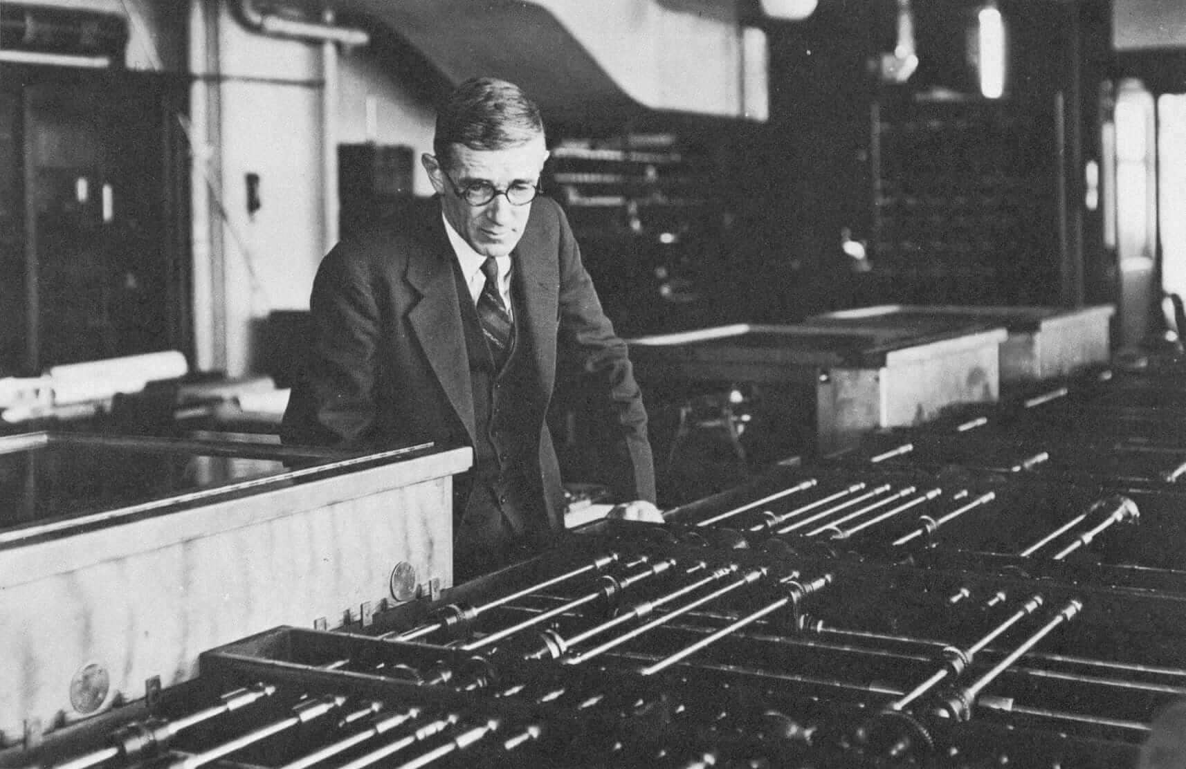 Den amerikanske ingeniør, Vannevar Bush, skaberen af Memex-apparatet, en forløber for nutidens database. Kilde: wikimedia.org