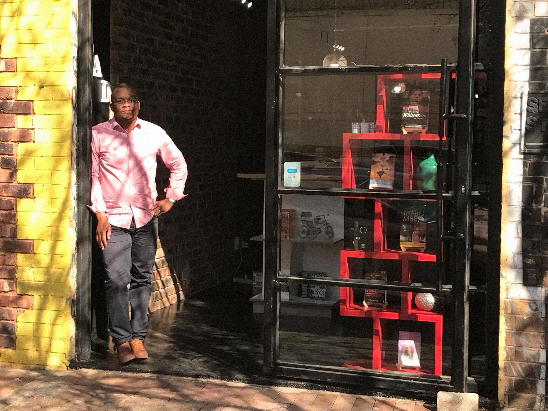 Вход в книжный магазин Book Circle Capital в Йоханнесбурге, ЮАР. На фото — Лойко Лангени, который основал магазин вместе с женой Севелой. Фото из личного архива