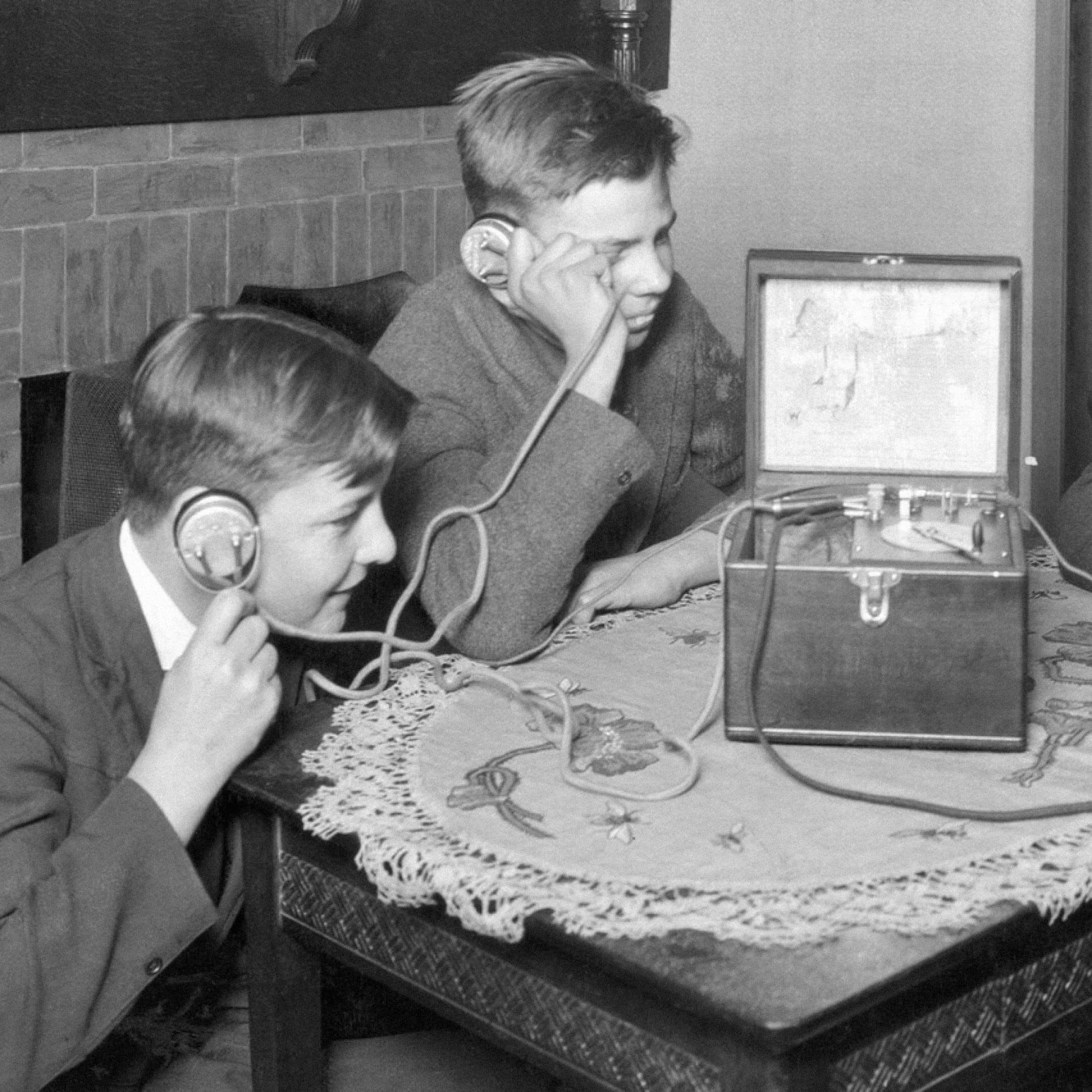 Дети слушают радио в наушниках (1920-е). Источник: insdrcdn.com