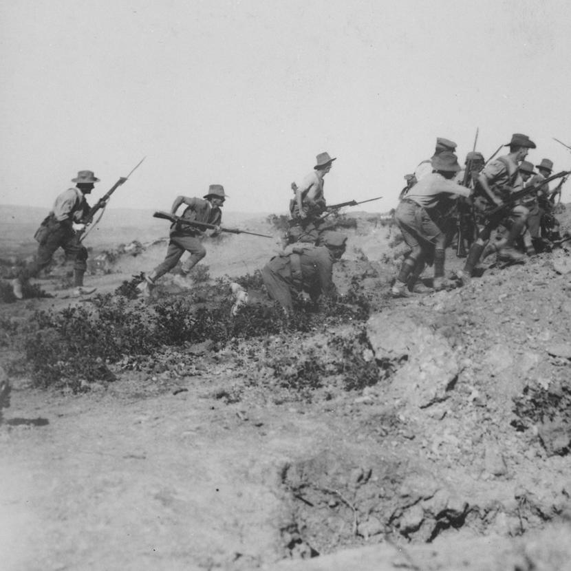 Австралийские войска стоят на изготовке у траншеи во время Галлиполийского сражения. Источник: wikipedia.org