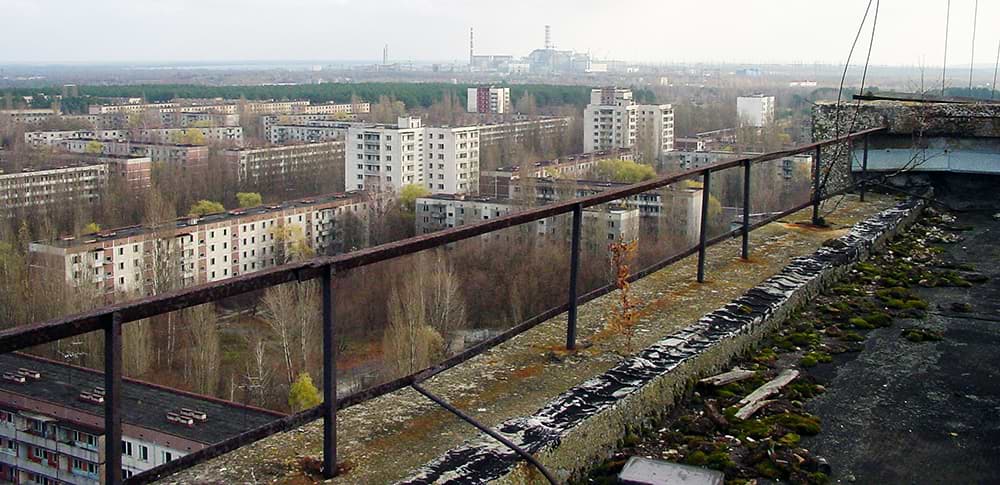 Припять. Вид на Чернобыльскую АЭС и город с крыши жилого дома, 2005 год. Источник: ru.wikipedia.org