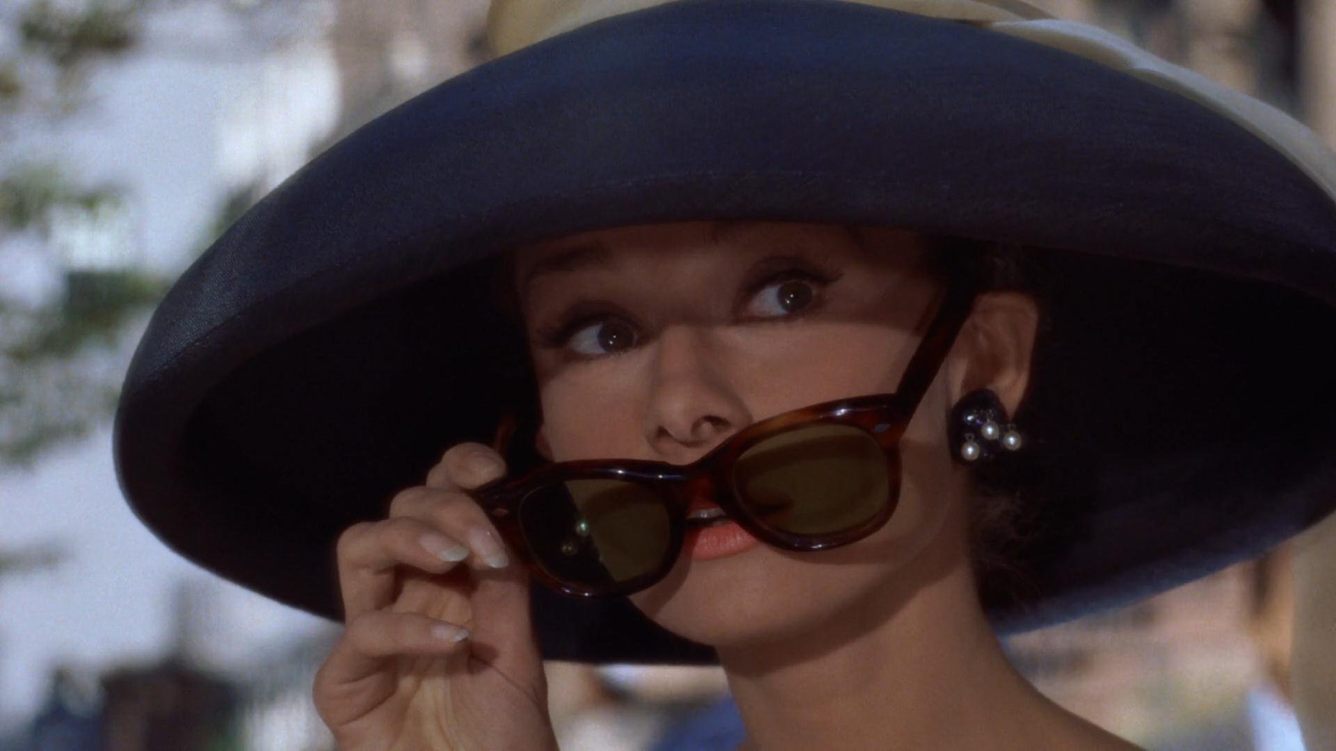 Audrey Hepburn spiller hovedpersonen Holly Golightly i filmen Breakfast at Tiffanys fra 1961, som er den filmatiserede udgave af Truman Capotes roman. Foto: Wikimedia Commons