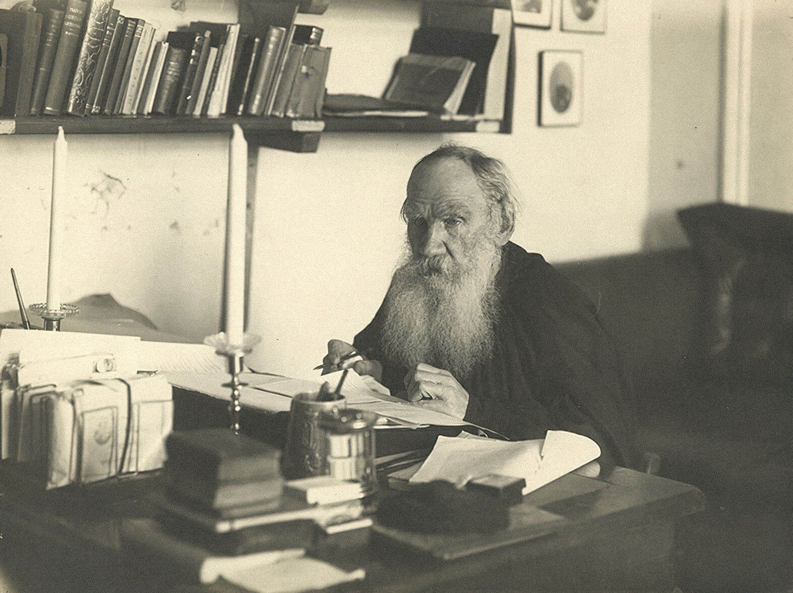 Лев Толстой в своем кабинете / В. Г. Чертков, 1909 г.