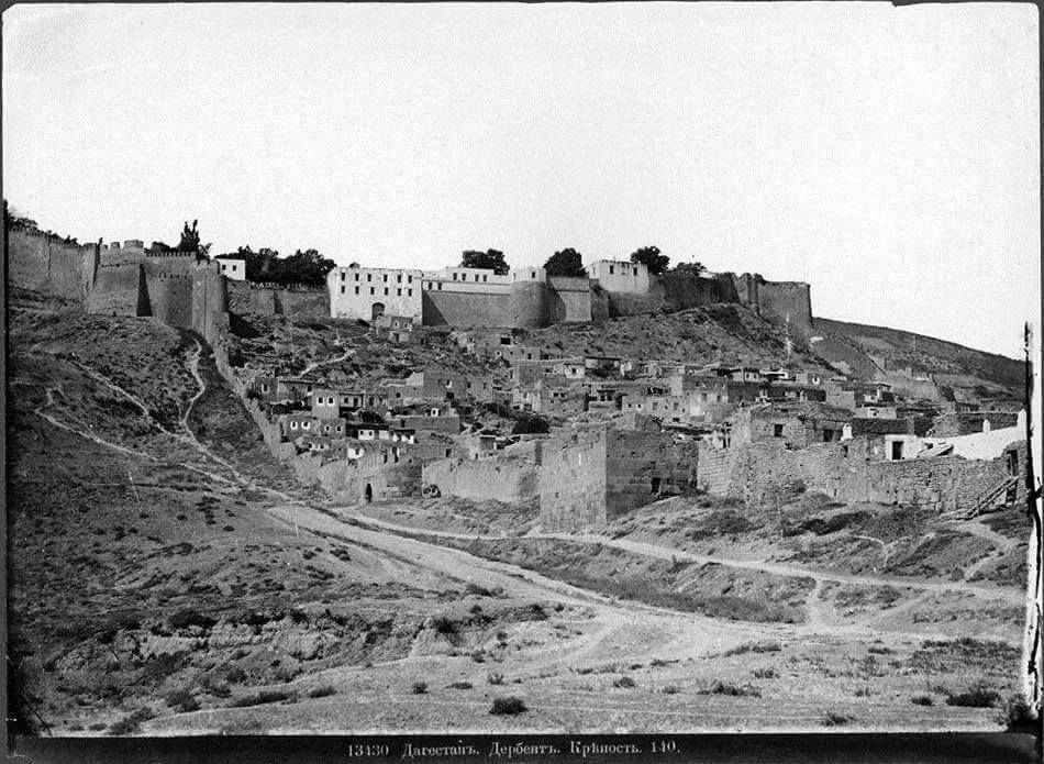 Дербентская крепость и ворота Баят-капы в XIX веке. Источник: pro-derbent.ru