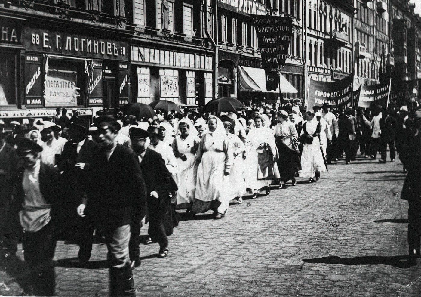 Политическая демонстрация против Временного правительства, 1 июля 1917. Фото: неизвестный автор, russiainphoto.ru