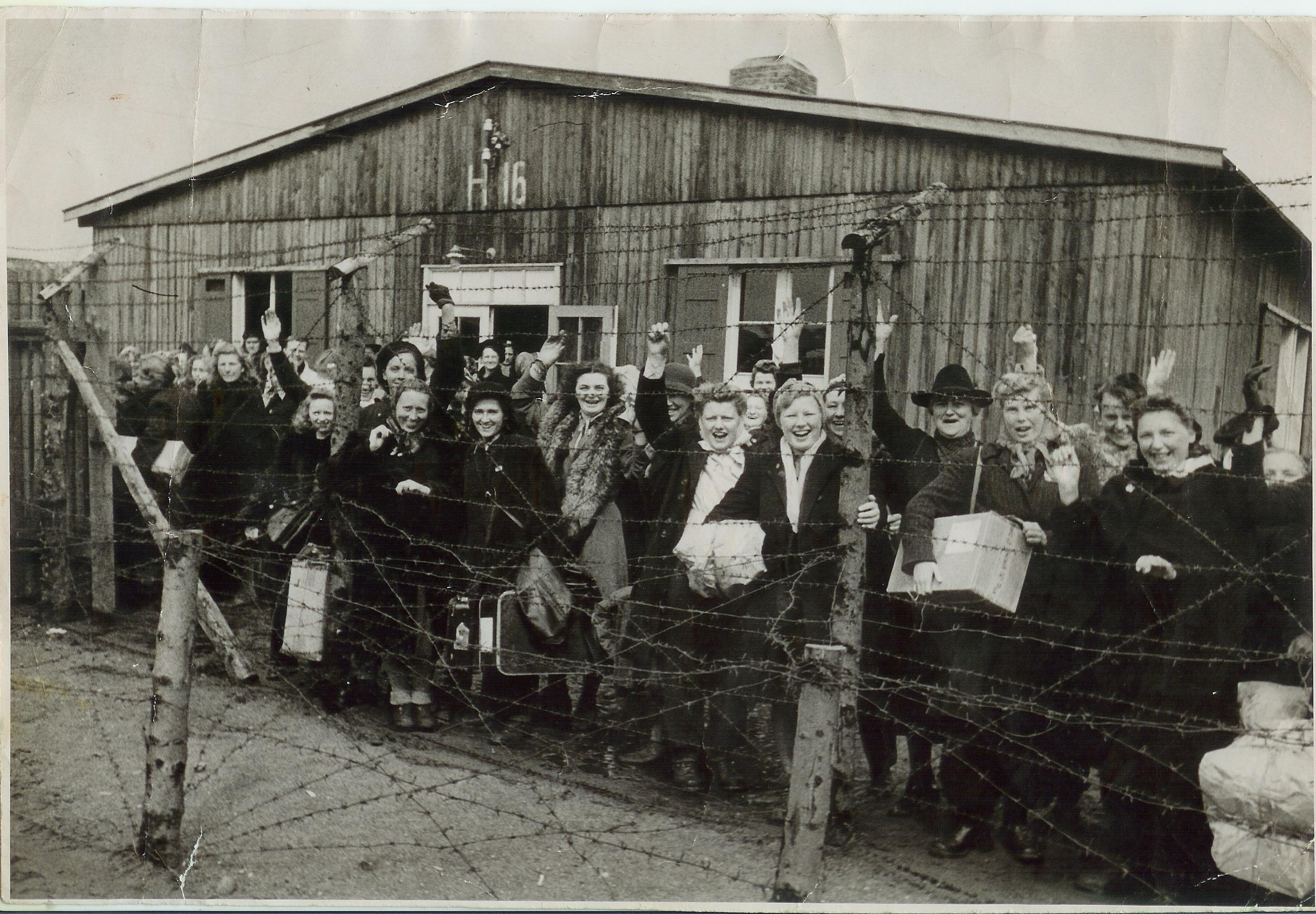 Jublende kvinder foran kvindebarakken i Frøslevlejren forud for løsladelsen den 5. maj 1945. Foto: Wikimedia Commons (CC BY-SA 2.0)