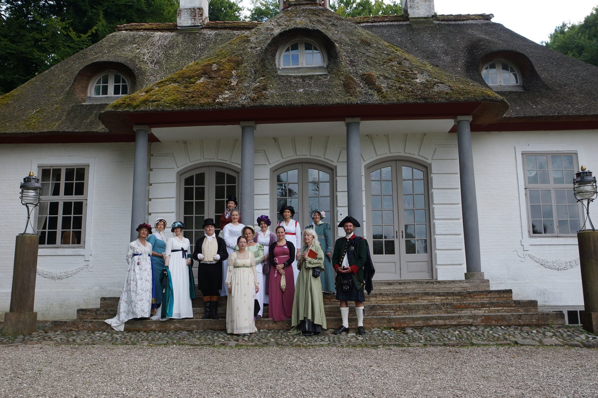 Jane Austen bestyrelsesmedlemmer og dansere fra Danske Empire Dansere foran Liselund slottet. Foto: Det danske Jane Austen Selskab.