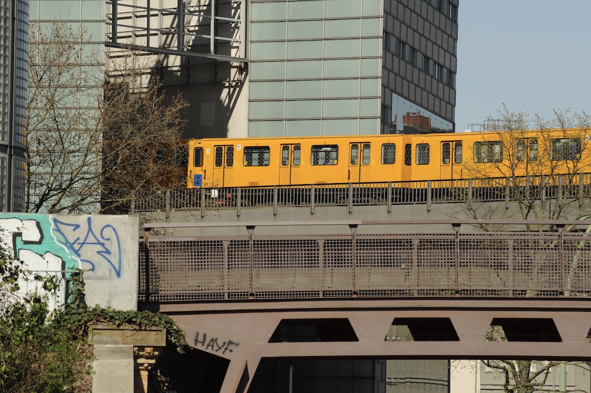 Один из символов Берлина — желтые вагоны метро. Фото: Константин Кропоткин