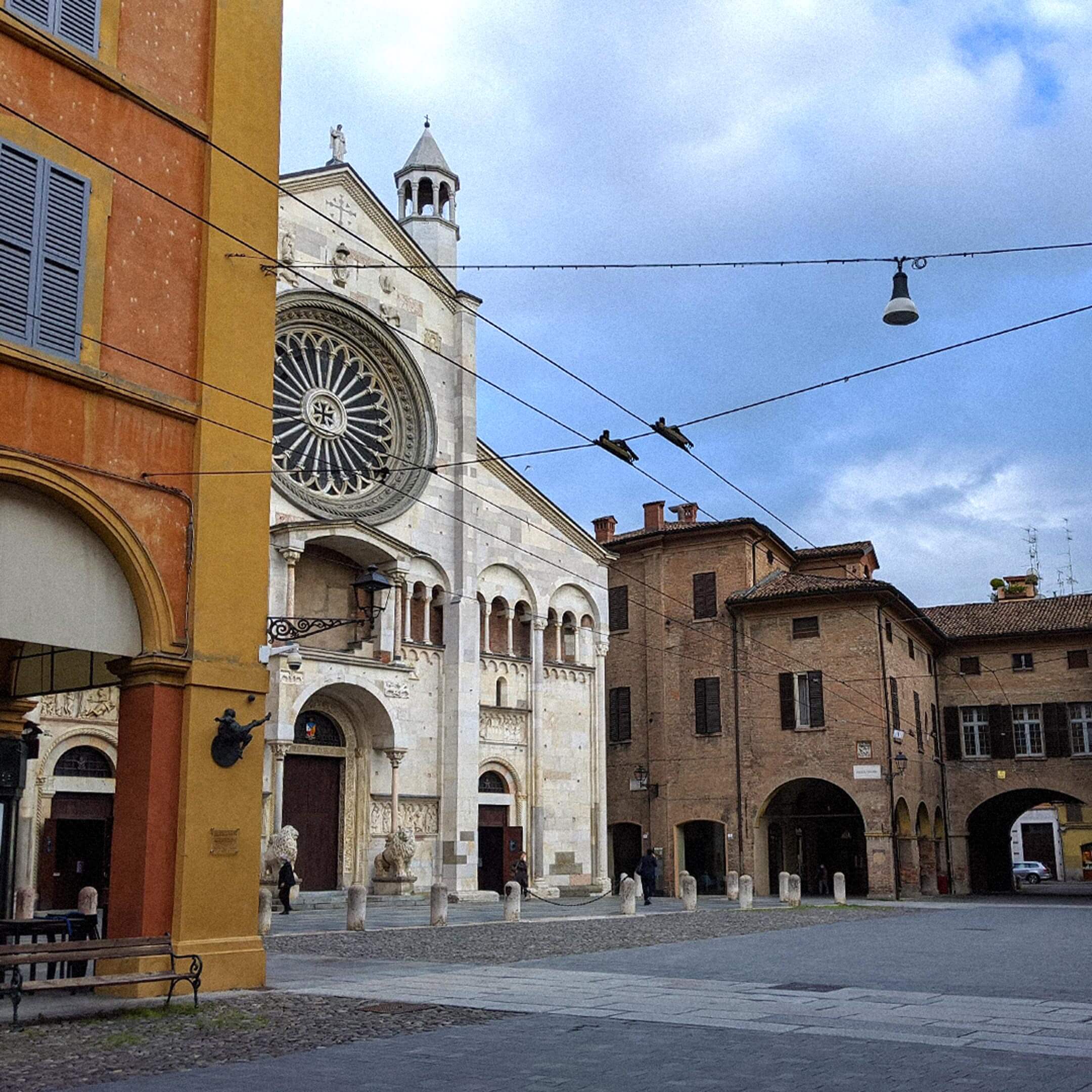 Собор Дуомо в Модене, главная достопримечательность города, вокруг которой всегда толпились туристы. Фото: Виктория Кокарева