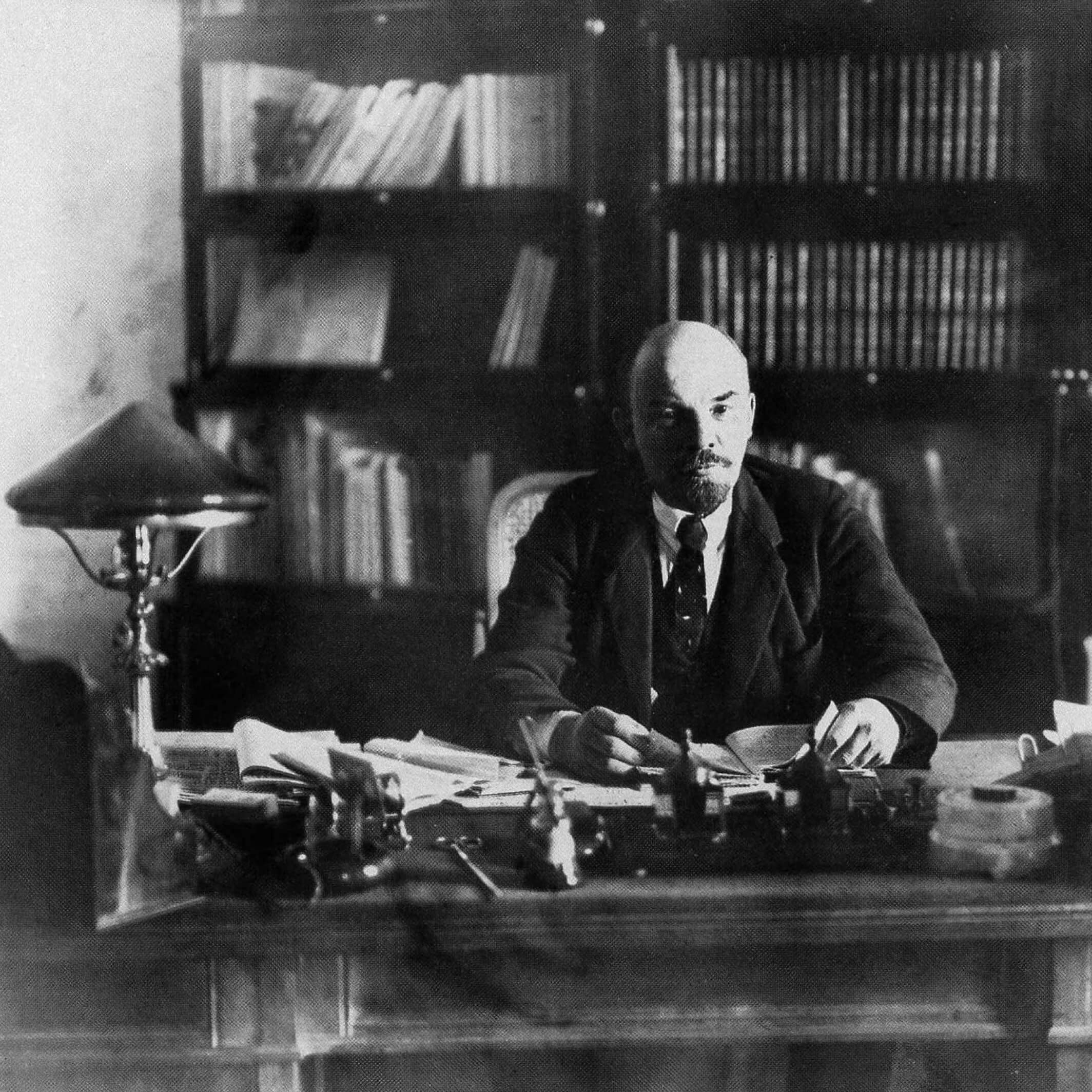 Ленин за рабочим столом в своем кабинете в Кремле, октябрь 1918 г. Фотограф: П. А. Оцуп
