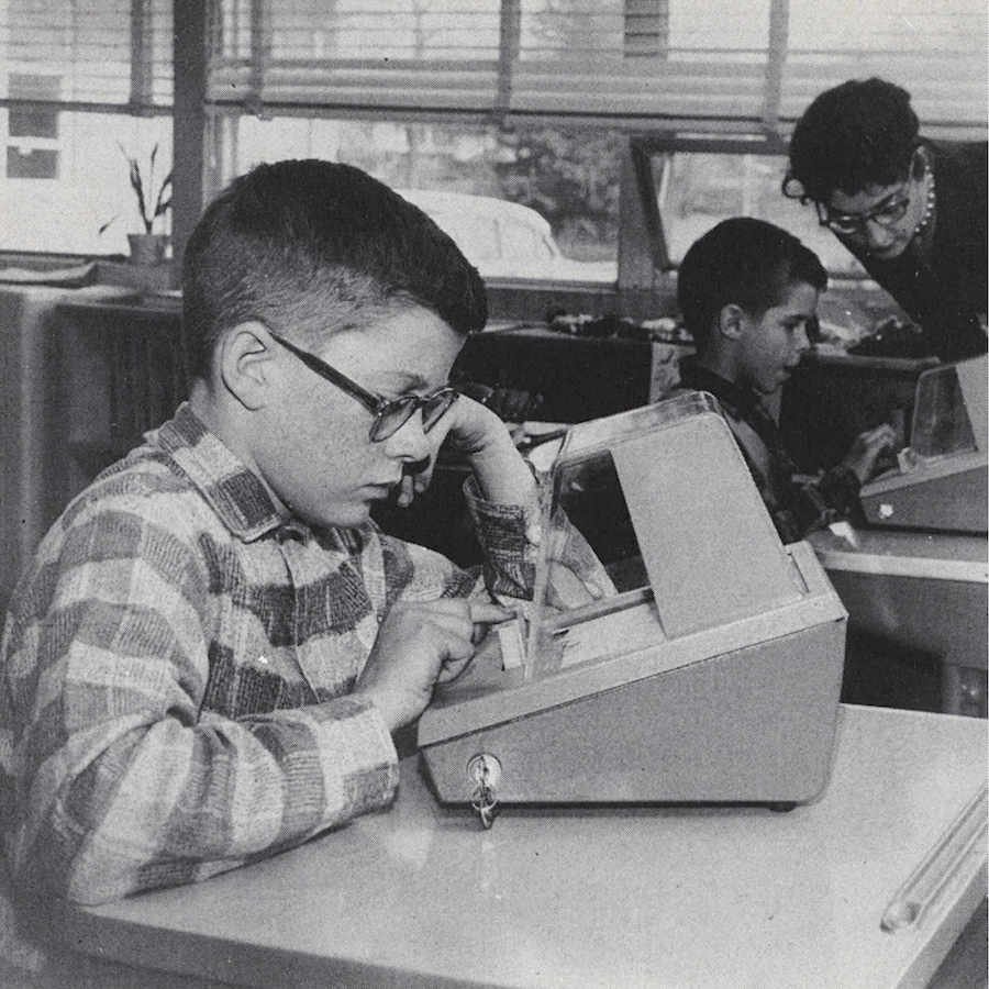 Et 'spørgsmålsapprat', der tester amerikanske skoleelevers paratviden. Foto: fra Arnold Barecks bog »Coming Changes«, 1962. Kilde: vintag.es