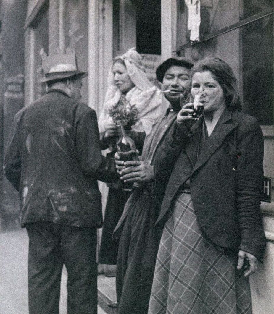 Клошары на улицах Парижа, 1930-1944 годы. Фотограф Робер Дуано. Источник: robert-doisneau.com