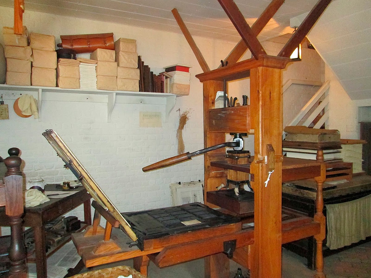 Печатный станок XVIII века, который находится в музее Colonial Williamsburg (США) и работает до сих пор. Источник: colonialquills.blogspot.com 