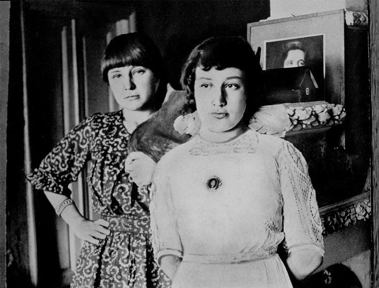 Марина (слева, с котом на плече) и Анастасия Цветаевы. Феодосия. 1914. Фото: дом-музей М. и А. Цветаевых